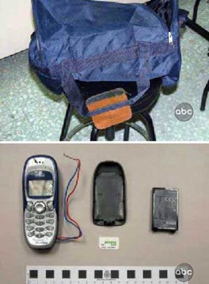 La mochila y el teléfono localizados en la comisaría de Vallecas.