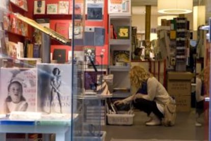 Una cliente en la librería Panta Rhei (Madrid).