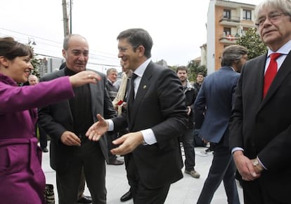 De izquierda a derecha, Larraitz Ugarte, portavoz de la Diputación de Gipuzkoa; Martín Garitano, el ‘lehendakari’, Patxi López, y Reinhard Silberberg, embajador de Alemania en España, ayer en la inauguración de la escultura de Néstor Basterretxea.