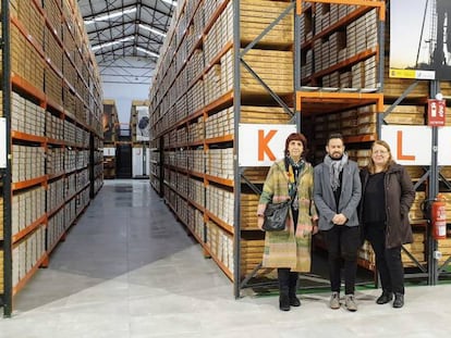 Ana María Alonso (izquierda), Clemente Molina e Isabel Rábano, en la Litoteca de Peñarroya.