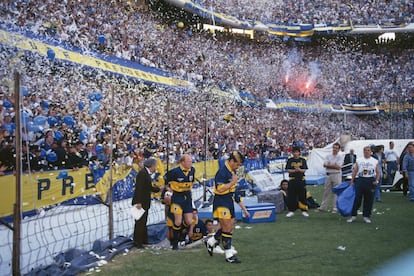 El jugador del Boca Juniors Maradona entra al campo para un partido de Liga contra San Lorenzo, en octubre de 1995.