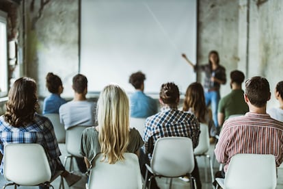 Un grupo de personas durante 
una clase.