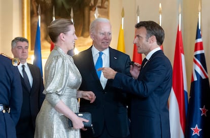 El presidente de los Estados Unidos, Joe Biden, y el presidente de Francia, Emmanuel Macron, conversan a su llegada a la cena para los participantes de la cumbre de la OTAN, en el Palacio Real.