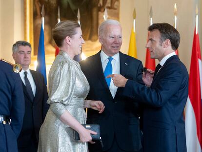 El presidente de los Estados Unidos, Joe Biden, y el presidente de Francia, Emmanuel Macron, conversan a su llegada a la cena para los participantes de la cumbre de la OTAN, en el Palacio Real.
