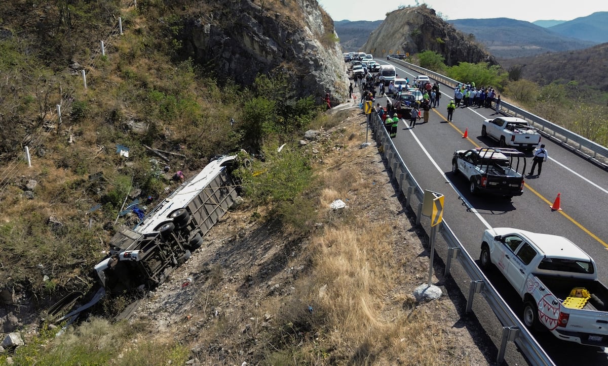 Al menos 18 muertos y 25 heridos tras volcar un autobús en la autopista ...