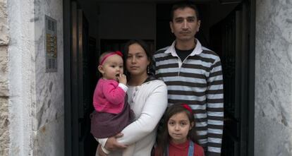 El colombiano Luis Alberto Salcedo posa con su familia en la puerta de su casa en Ja&eacute;n.