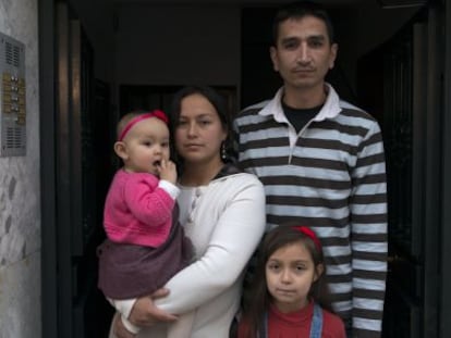El colombiano Luis Alberto Salcedo posa con su familia en la puerta de su casa en Jaén.