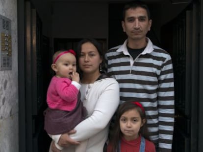 El colombiano Luis Alberto Salcedo posa con su familia en la puerta de su casa en Ja&eacute;n.