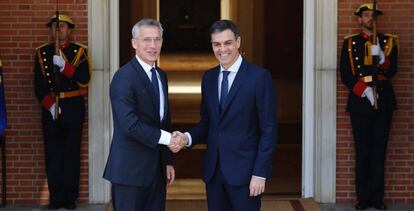 El secretario general de la OTAN, Jens Stolberg, y Pedro Sánchez.