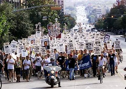 Manifestación contra la pena de muerte en Tejas, celebrada en octubre de 2000