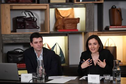 Antonio Puente y Adriana Domínguez, durante la presentación de los resultados de la firma este miércoles en Madrid.