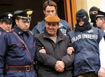 Carabineros custodian a Giuseppe Scaduto, uno de los supuestos mafiosos detenidos ayer en Palermo.