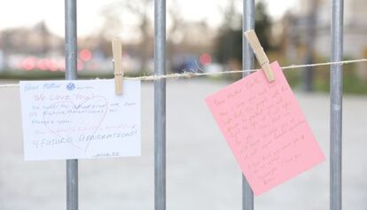 Cartas a la madre Tierra escritas por ciudadanos en la entrada del Petit Palais de Par&iacute;s. 