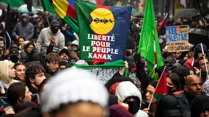 Más de 20.000 personas asisten en París (Francia) a la manifestación antifascista del 1 de junio de 2024 en memoria de Clement Meric, un joven de 18 años asesinado en 2013 por militantes de extrema derecha. Asociaciones a favor de la causa palestina y del pueblo canaco de Nueva Caledonia también se suman a este movimiento. (Foto de Telmo Pinto/NurPhoto vía Getty Images)