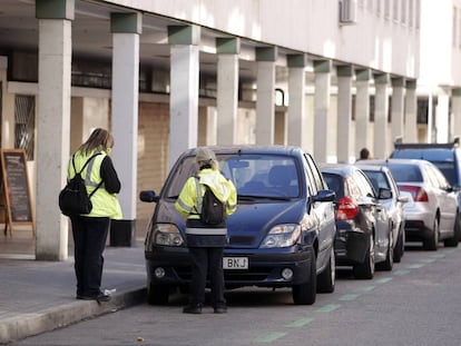 Controladoras de parquimetros del SER en el barrio de Ventilla