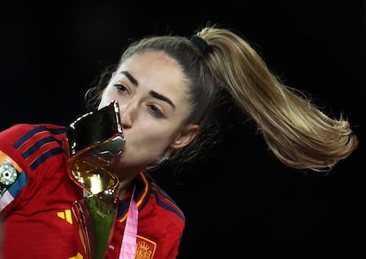 Olga Carmona, la autora del gol de la selección en la final, besa la Copa del Mundo.