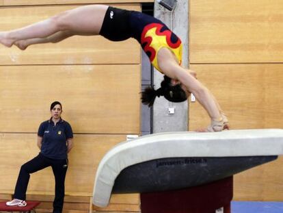 Lucía Guisado supervisa el salto de María Paula Vargas. 