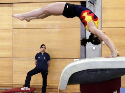 Lucía Guisado supervisa el salto de María Paula Vargas. 