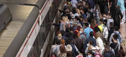 Viajeros ante un tren de Cercanías en la estación madrileña de Atocha.