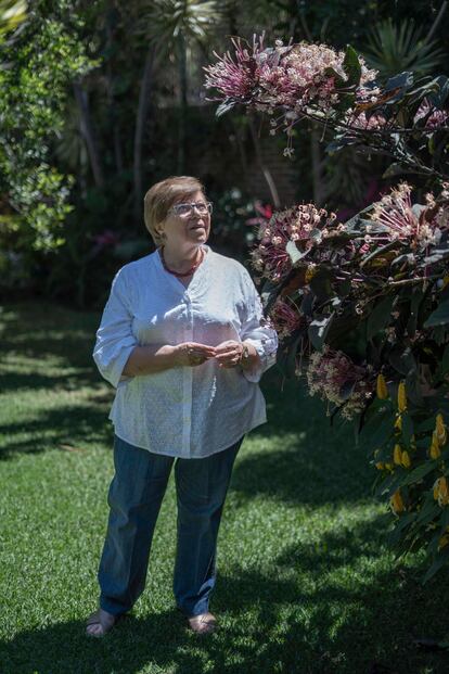 Elsa Cross en su jardín, en Cuernavaca (Estado de Morelos), el 7 de marzo.