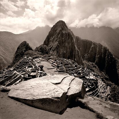 Pequeños poblados flanquean el camino que va al encuentro de Machu Picchu. Está ubicado, en la vertiente oriental de los Andes centrales, al sur de Perú, en una zona de paisaje imponente, al que los incas eran muy sensibles.