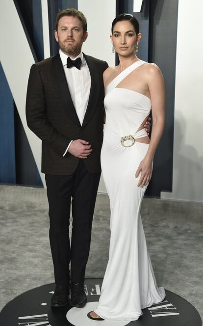 Caleb Followill y la modelo Lily Aldridge, en la fiesta de 'Vanity Fair' celebrada tras los Oscar 2020. Ella presentó la alfombra roja de los Oscar para la cadena ABC vestida de blanco con un vestido de Ralph Lauren, pero para la fiesta posterior decidió cambiarse, aunque también apostó por el blanco.
