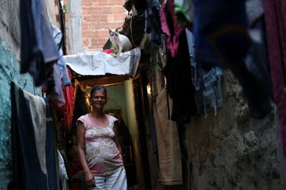 Aldenida Maria, de 61 años, en la puerta de su casa, en el complejo de chabolas de Manguinhos, en Río de Janeiro (Brasil). Cuenta que recibe ayuda de la ONG Río de la Paz.