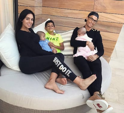 Georgina Rodríguez, Cristiano Ronaldo y los tres hijos de este.