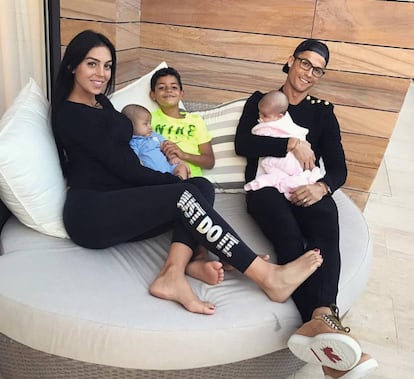 Georgina Rodr&iacute;guez, Cristiano Ronaldo y los tres hijos de este.