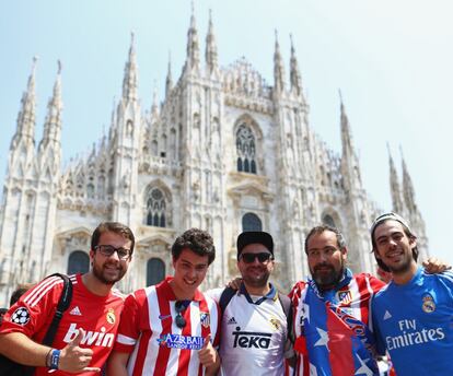 Aficionados del Atlético de Madrid y del Real Madrid disfrutan horas antes de iniciarse el partido en Milán.