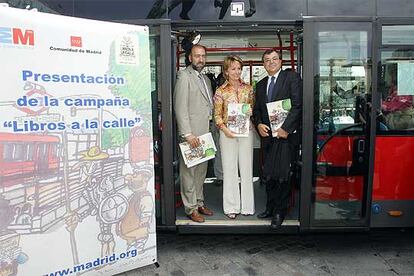 Rogelio Blanco, Esperanza Aguirre y Federico Ibáñez (desde la izquierda), en un autobús en la Puerta del Sol.