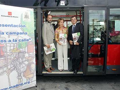 Rogelio Blanco, Esperanza Aguirre y Federico Ibáñez (desde la izquierda), en un autobús en la Puerta del Sol.