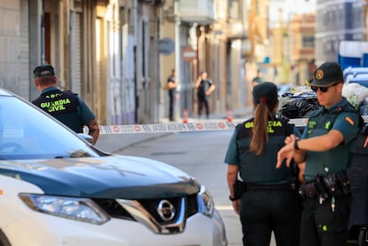 Tres guardias civiles junto a su vehículo buscan este martes en las calles de Alfafar a un a un hombre que disparó tres veces a un vecino en la calle Pintor Sorolla.
