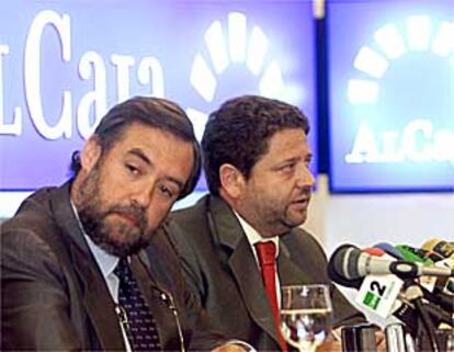 Beneroso (izquierda) y López Benjumea, en Sevilla, durante la presentación de la fusión de sus cajas.