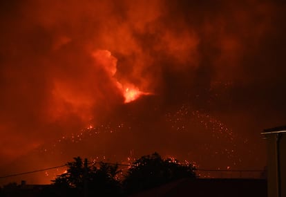 El gran incendio forestal de Alejandrópolis continúa con intensidad incontrolada tras varios días ardiendo. Según los bomberos, el fuego es difícil de contener debido a los fuertes vientos que soplan en la zona. 