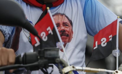 Un moticiclista viste una camiseta en apoyo al presidente Daniel Ortega, en Managua.