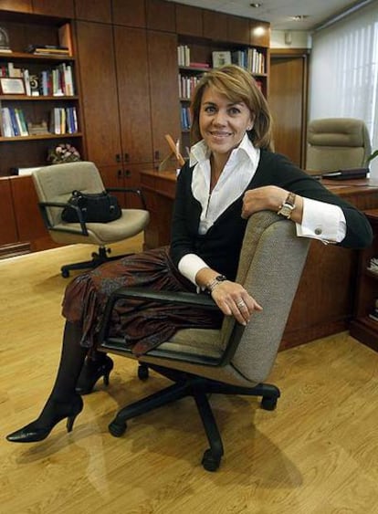 María Dolores de Cospedal, en su despacho.
