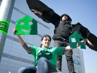 Activistas de la PAH frente a la sede de Blackstone en El Prat de Llobregat.