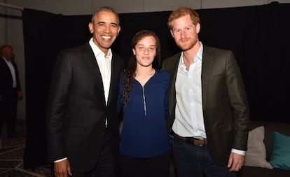 Barack Obama, Chantelle Stefanovic (de la ONG Full Effect) y el príncipe Enrique, este martes en el Obama Summit de Chicago.