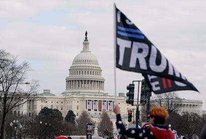 Un manifestante antiabortista levanta una bandera en apoyo del presidente estadounidense, Donald Trump, durante una protesta cerca del edificio del Capitolio en Washington, Estados Unidos, el 24 de enero de 2025.