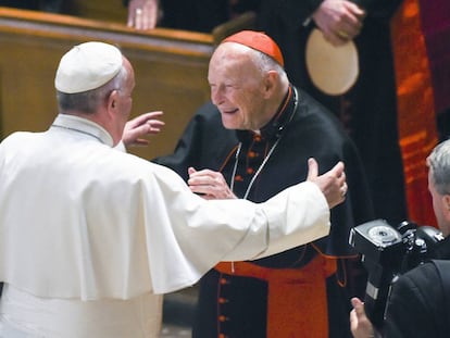 O papa Francisco (de costas) cumprimenta o cardeal e arcebispo emérito Theodore McCarrick, em setembro de 2015 em Washington.