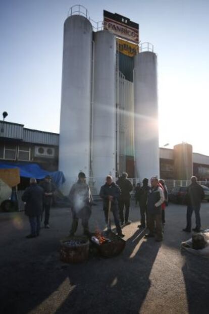 Trabajadores de la planta barcelonesa de Panrico secundan la huelga.