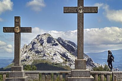 Mirador de las Tres Cruces, en el puerto de Urkiola, con vistas al desfiladero de Atxarte y la cresta de Untzillatx, al fondo.