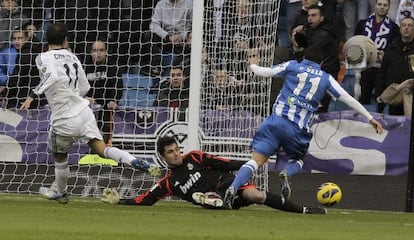 Ad&aacute;n comete penalti sobre Vela.
 
 