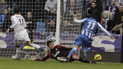 Ad&aacute;n comete penalti sobre Vela.
 
 