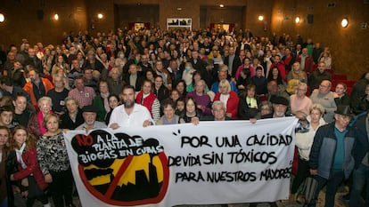 Concentración de vecinos de Torrejón de La Calzada, para movilizarse en contra de la instalación de una estación de Biogás, en el municipio vecino de Cubas de la Sagra.