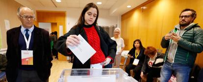 Laura Sancho, la joven de 18 años que ha declarado ceder su voto a Carlos Puigdemont, que permanece en Bruselas.