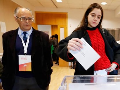 Laura Sancho, la joven de 18 años que ha declarado ceder su voto a Carlos Puigdemont, que permanece en Bruselas.