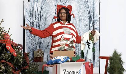 Whoopi Goldberg con uno de los jerséis navideños de su nueva colección.