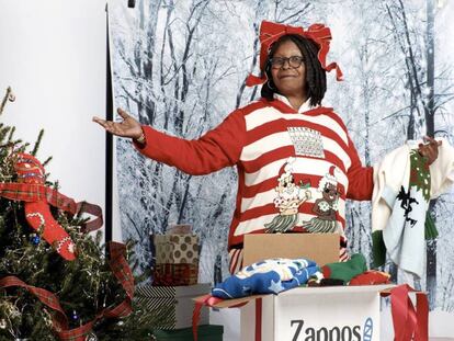 Whoopi Goldberg con uno de los jerséis navideños de su nueva colección.